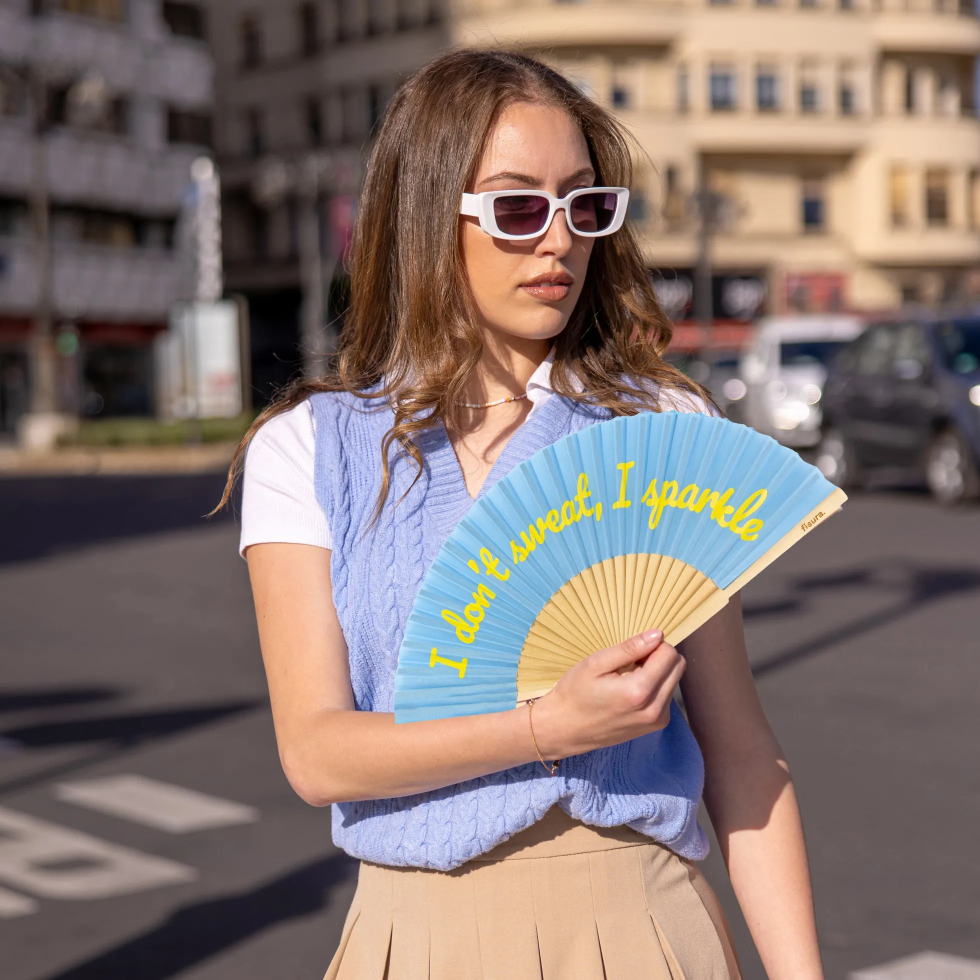 Abanico “I don't sweat, I sparkle” azul (brilla en la oscuridad)