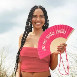 Abanico "Yo no sudo, brillo" rosa