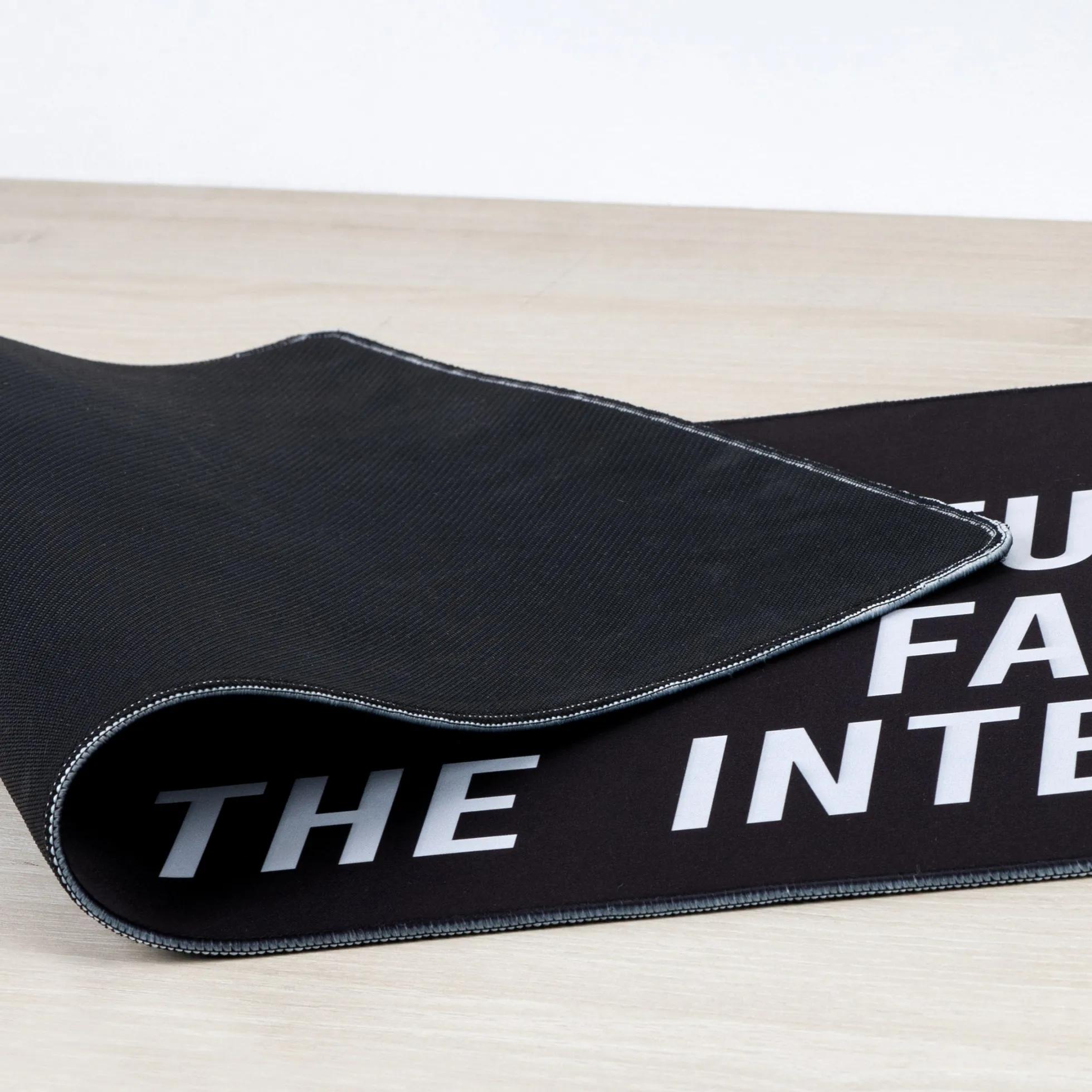 Alfombrilla ratón XXL “Fucking famous on the internet”