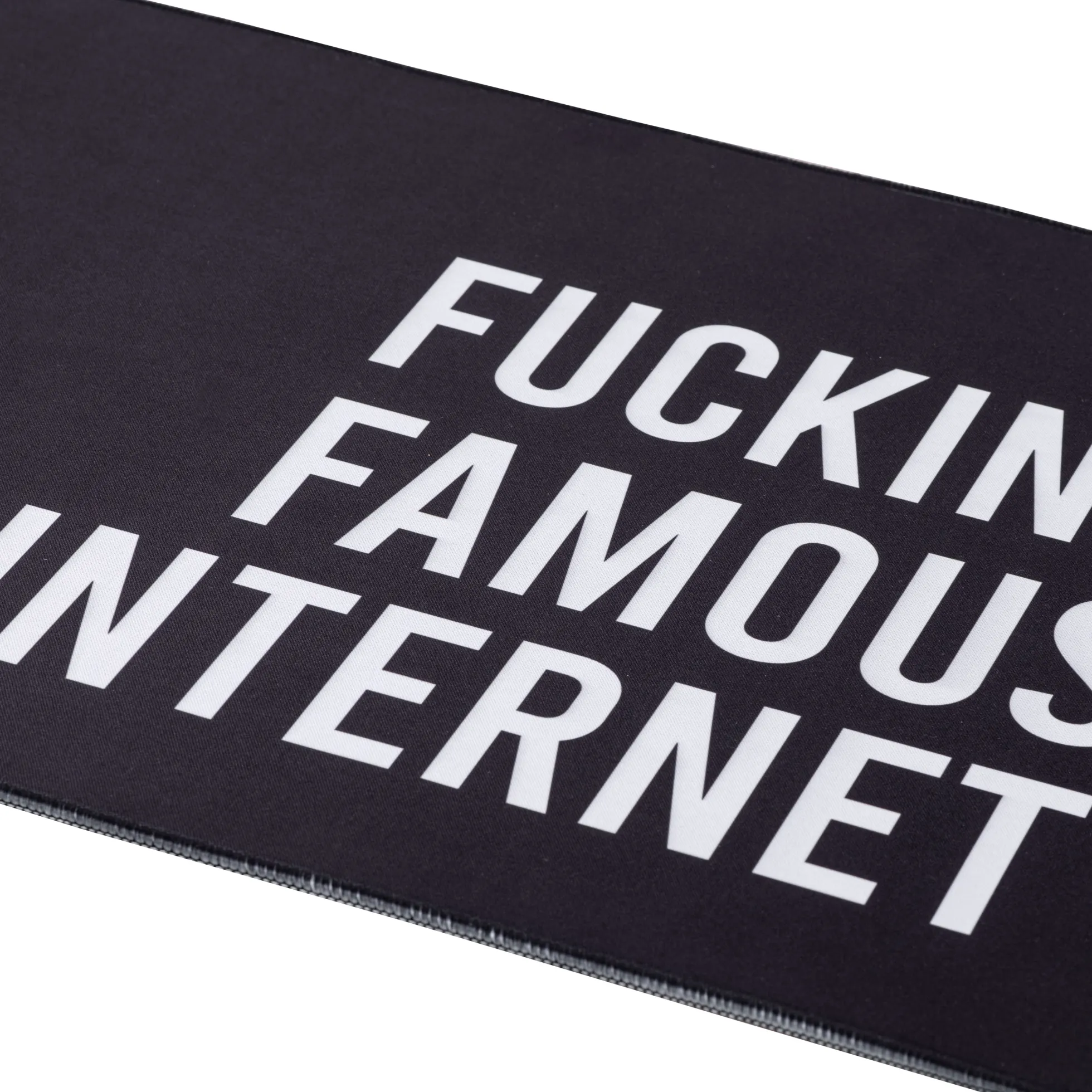 Alfombrilla ratón XXL “Fucking famous on the internet”