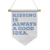Banderola "Kissing is always a good idea"