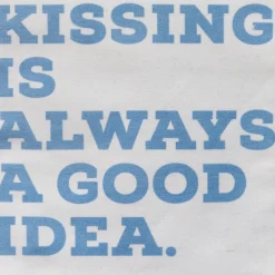 Banderola "Kissing is always a good idea"