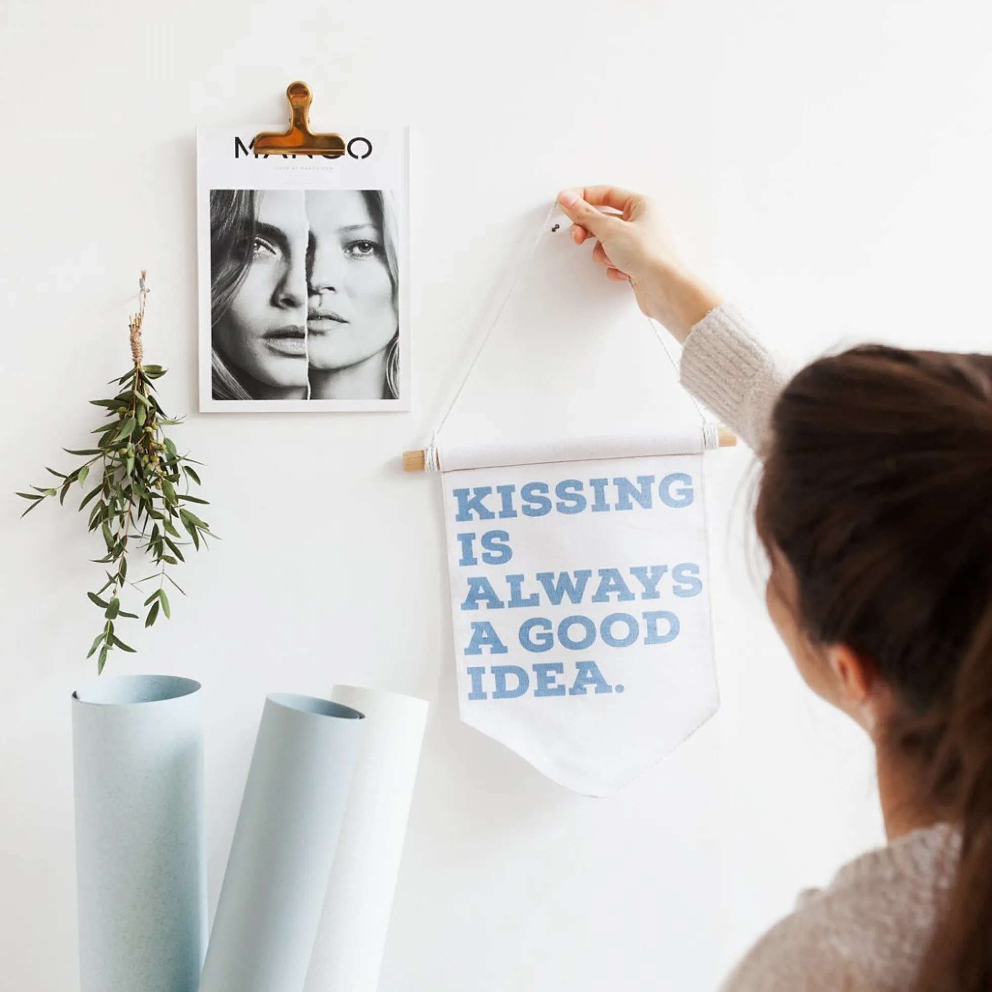 Banderola "Kissing is always a good idea"