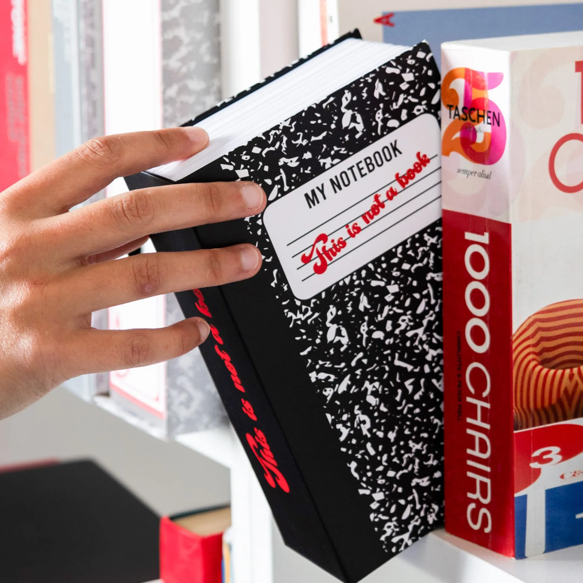 Caja fuerte libro “This is not a book”