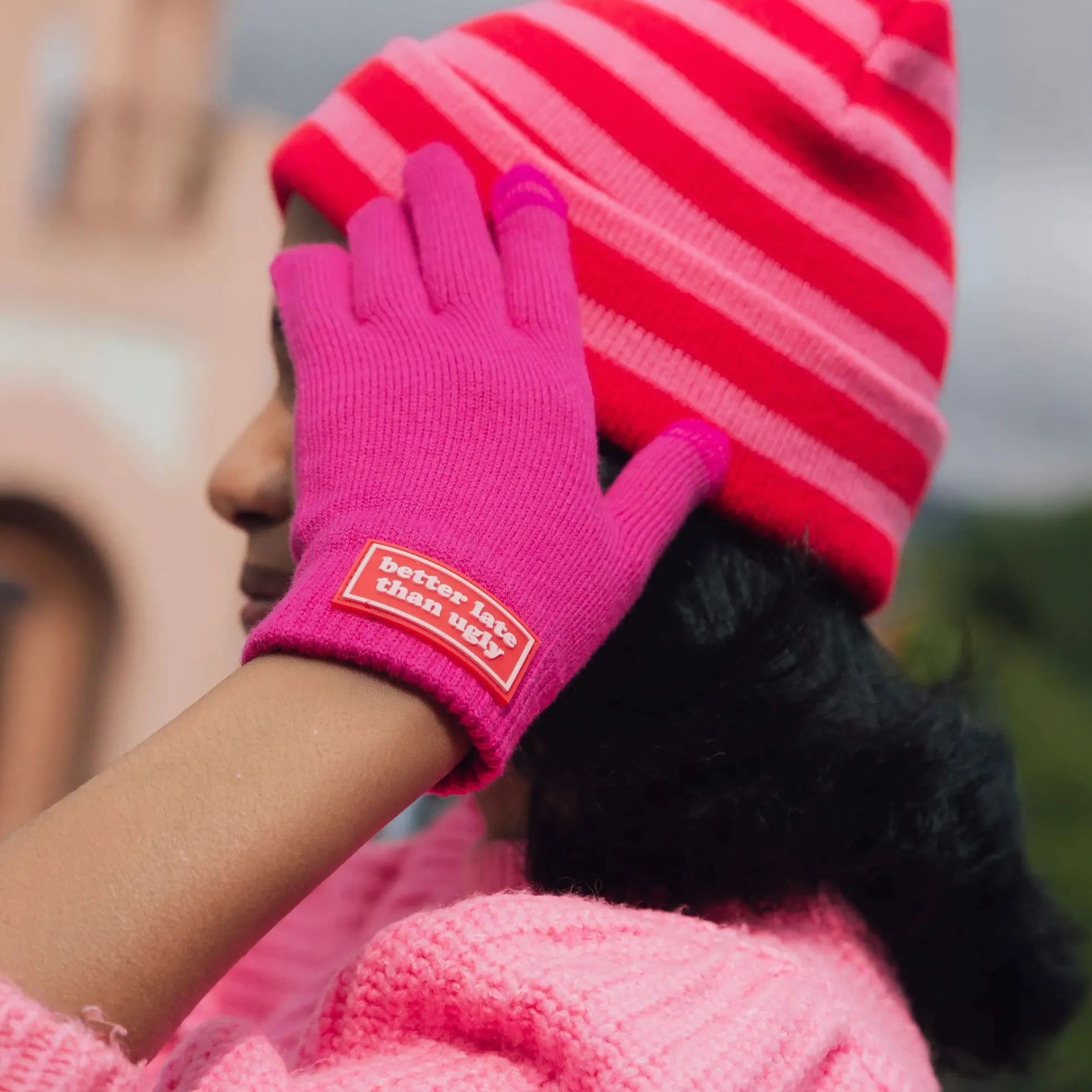 Guantes “Better late than ugly” rosa