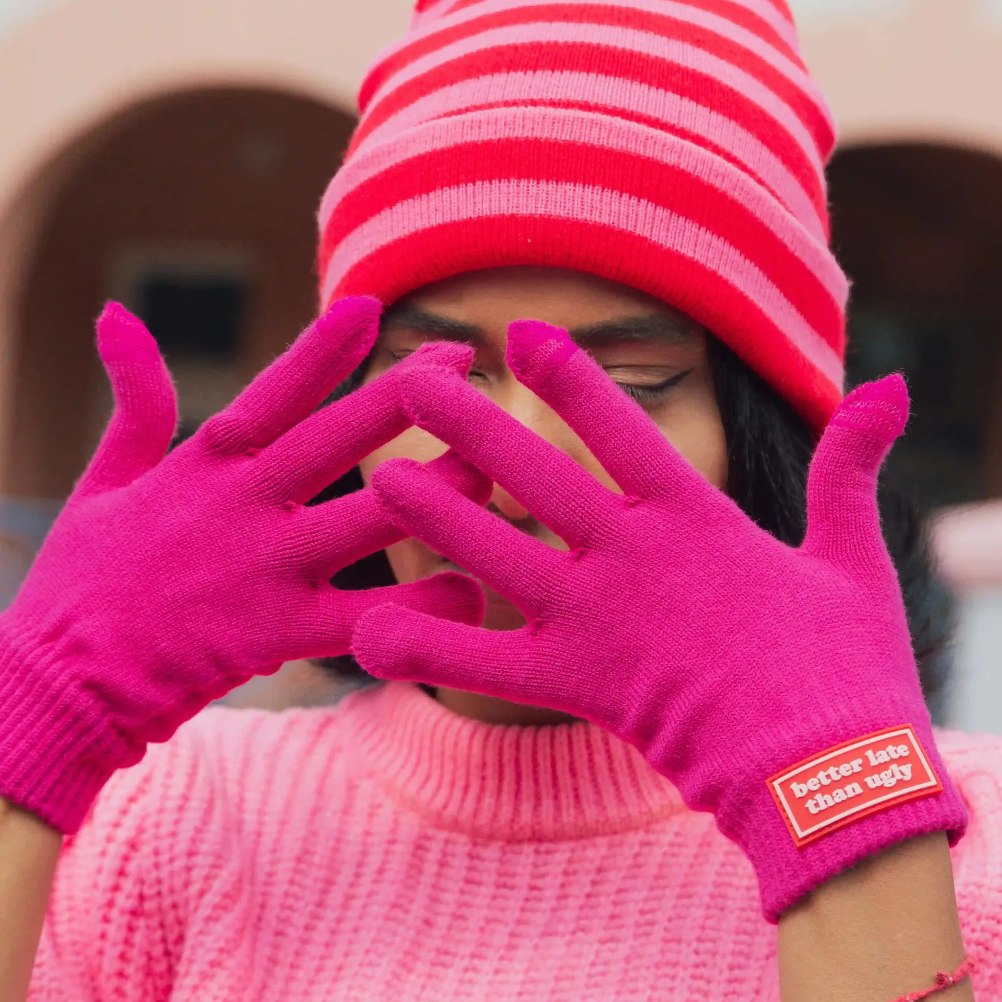 Guantes “Better late than ugly” rosa