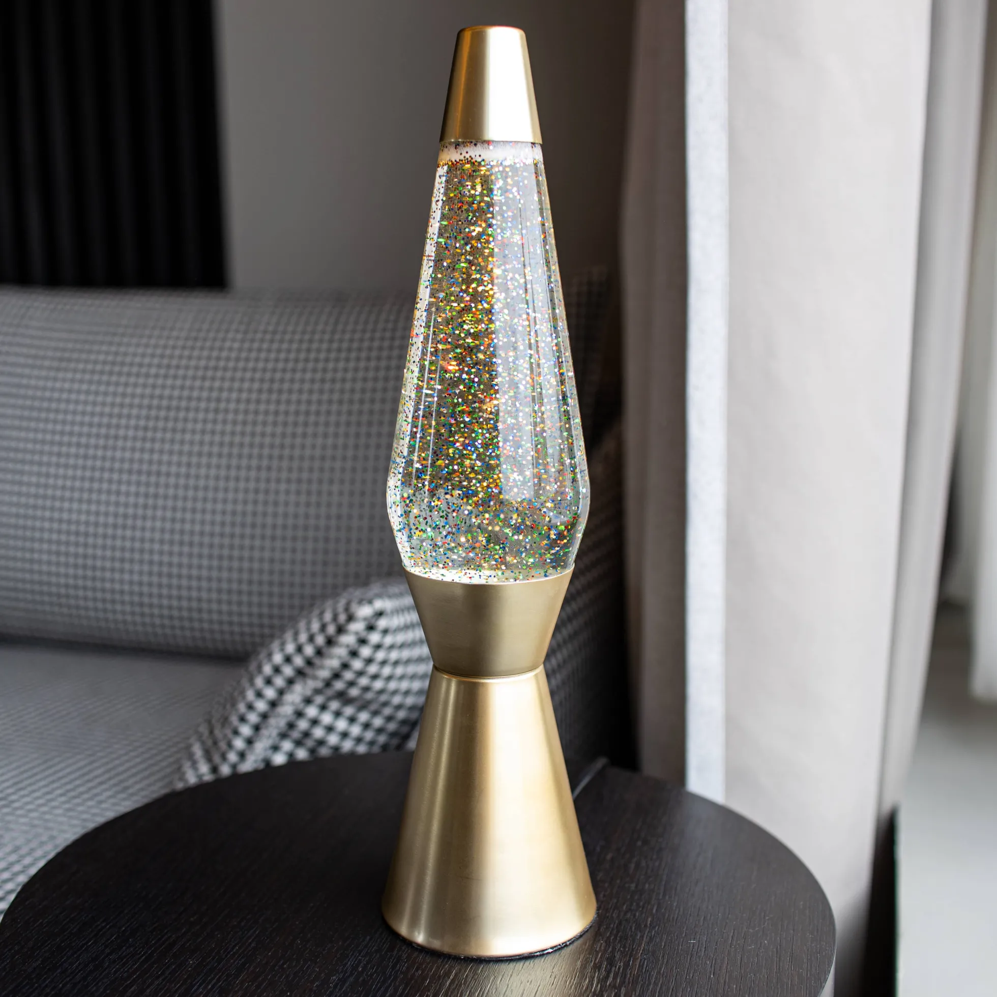 Lámpara de Lava 'Bullet' con base oro mate, líquido transparente y lava purpurina oro