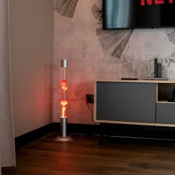 Lámpara de lava grande roja con base plateada y líquido transparente