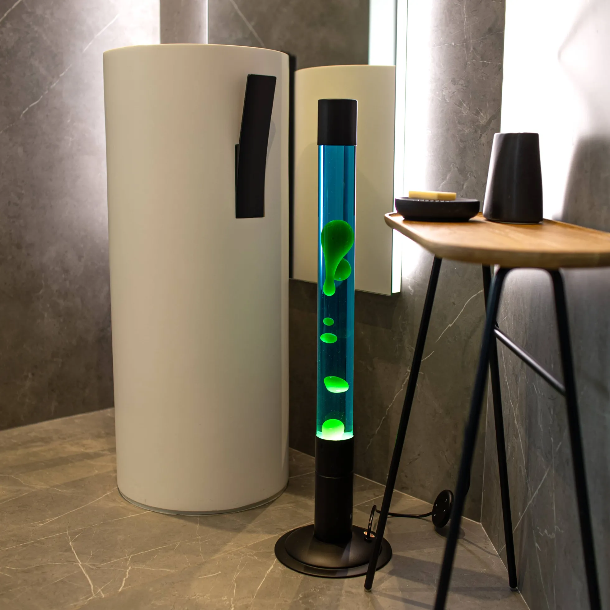 Lámpara de lava grande verde con base negra y líquido azul