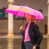 Paraguas plegable "Fucking Rain" rosa