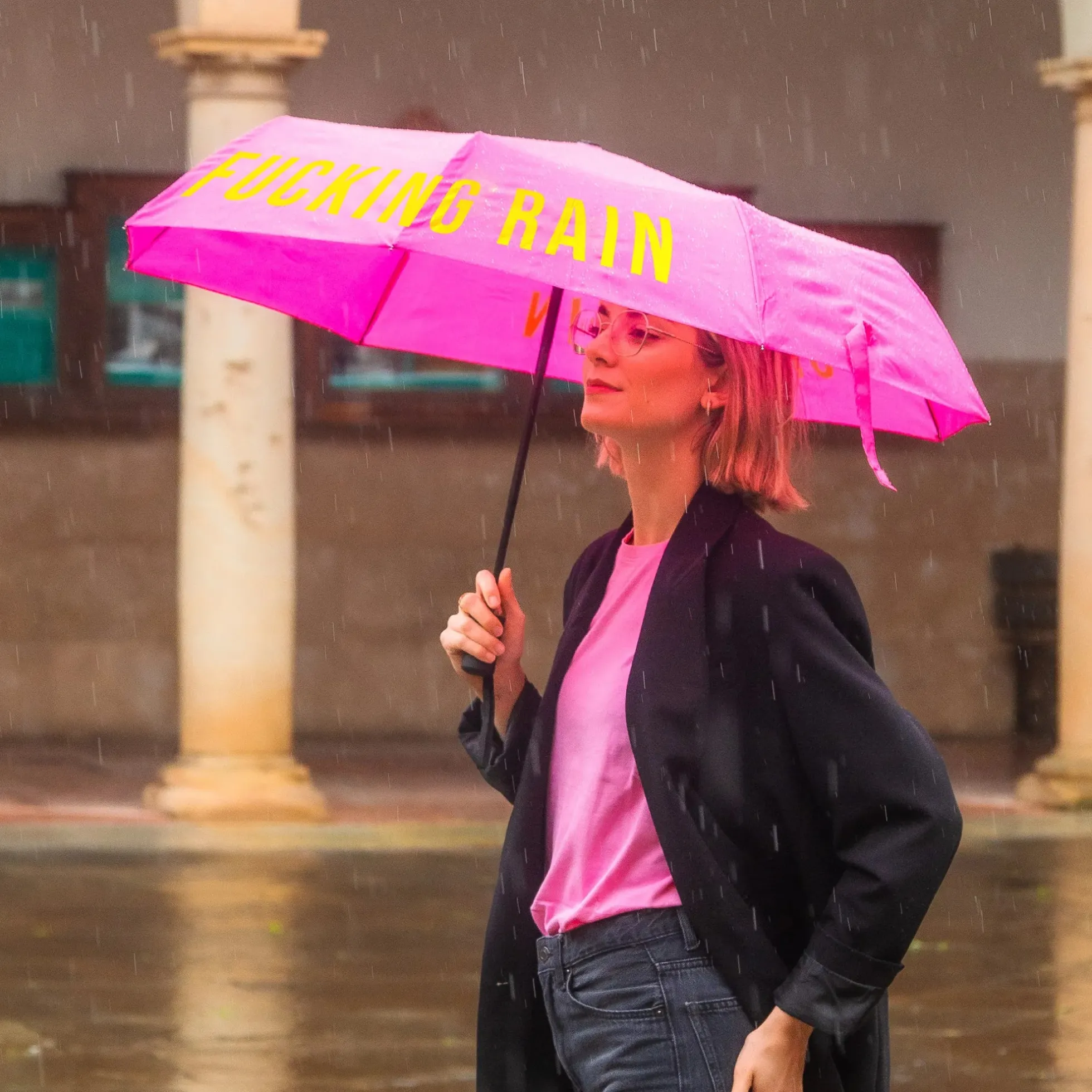 Paraguas plegable "Fucking Rain" rosa