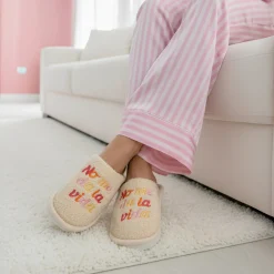 Zapatillas “No me da la vida” beige