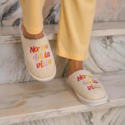 Zapatillas “No me da la vida” beige